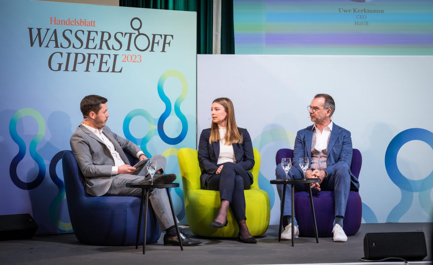 Carina Stöttner auf der Bühne des Handelsblatt